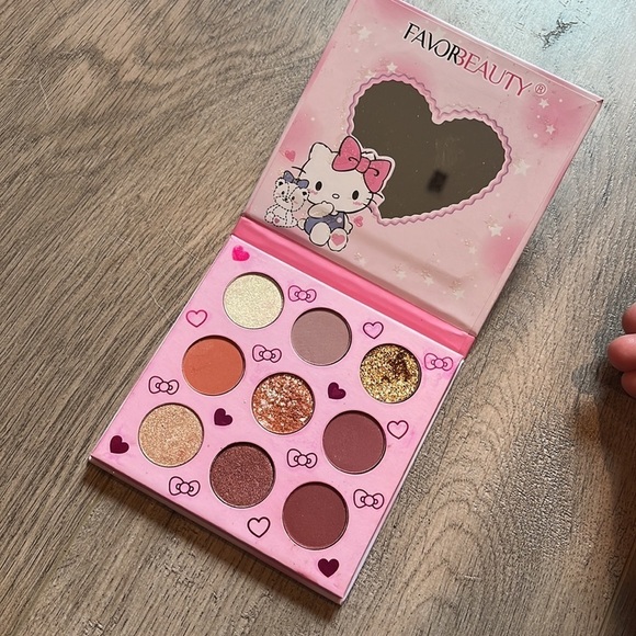 Hello kitty eyeshadow palette - Picture 2 of 3